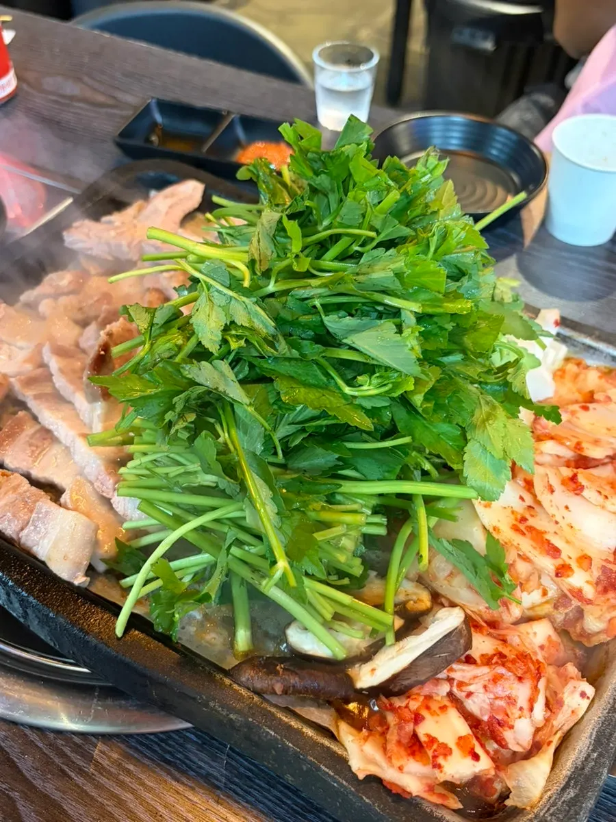 불판 위에 수북이 올린 미나리