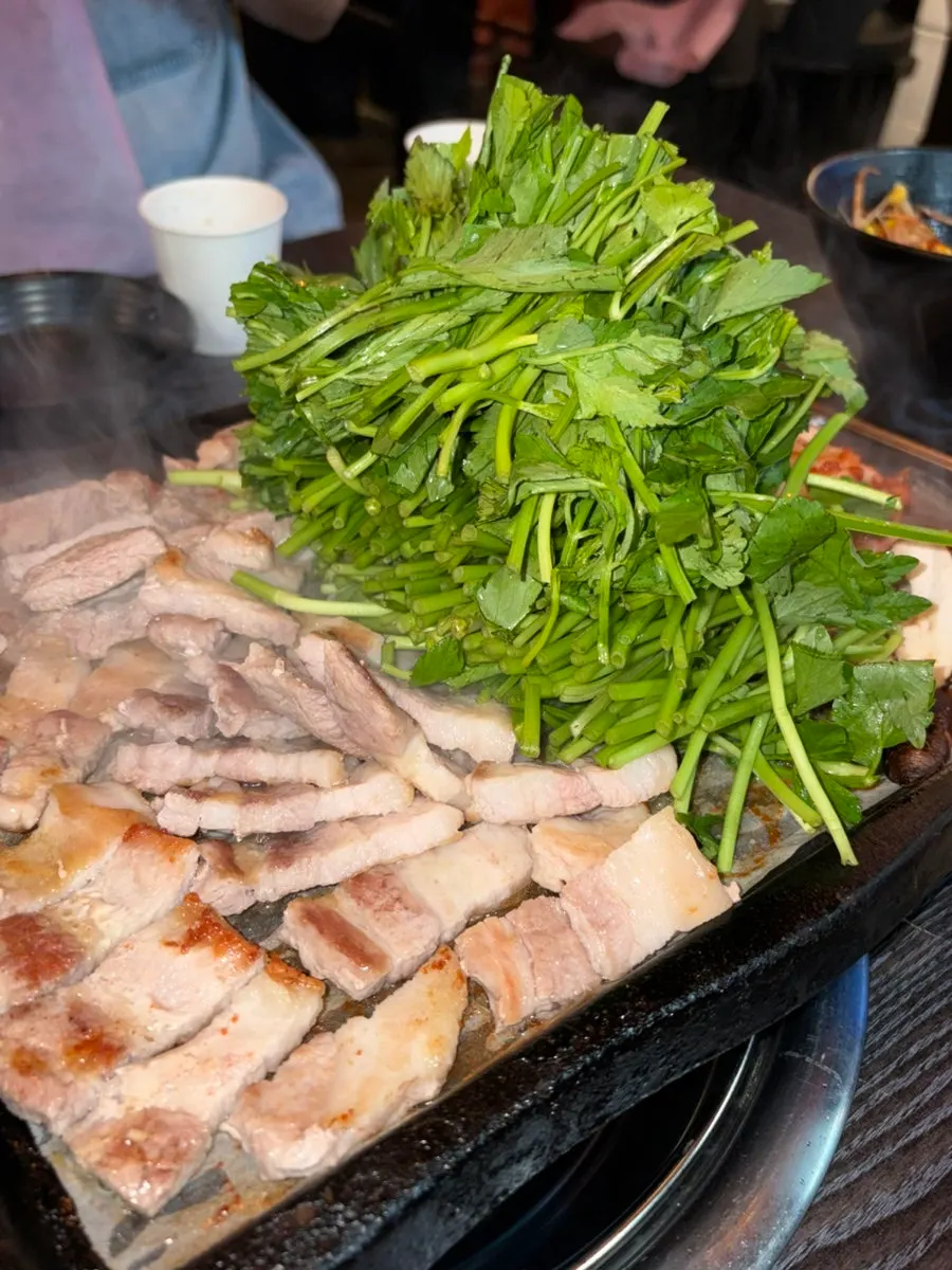 산처럼 쌓인 미나리와 삼겹살