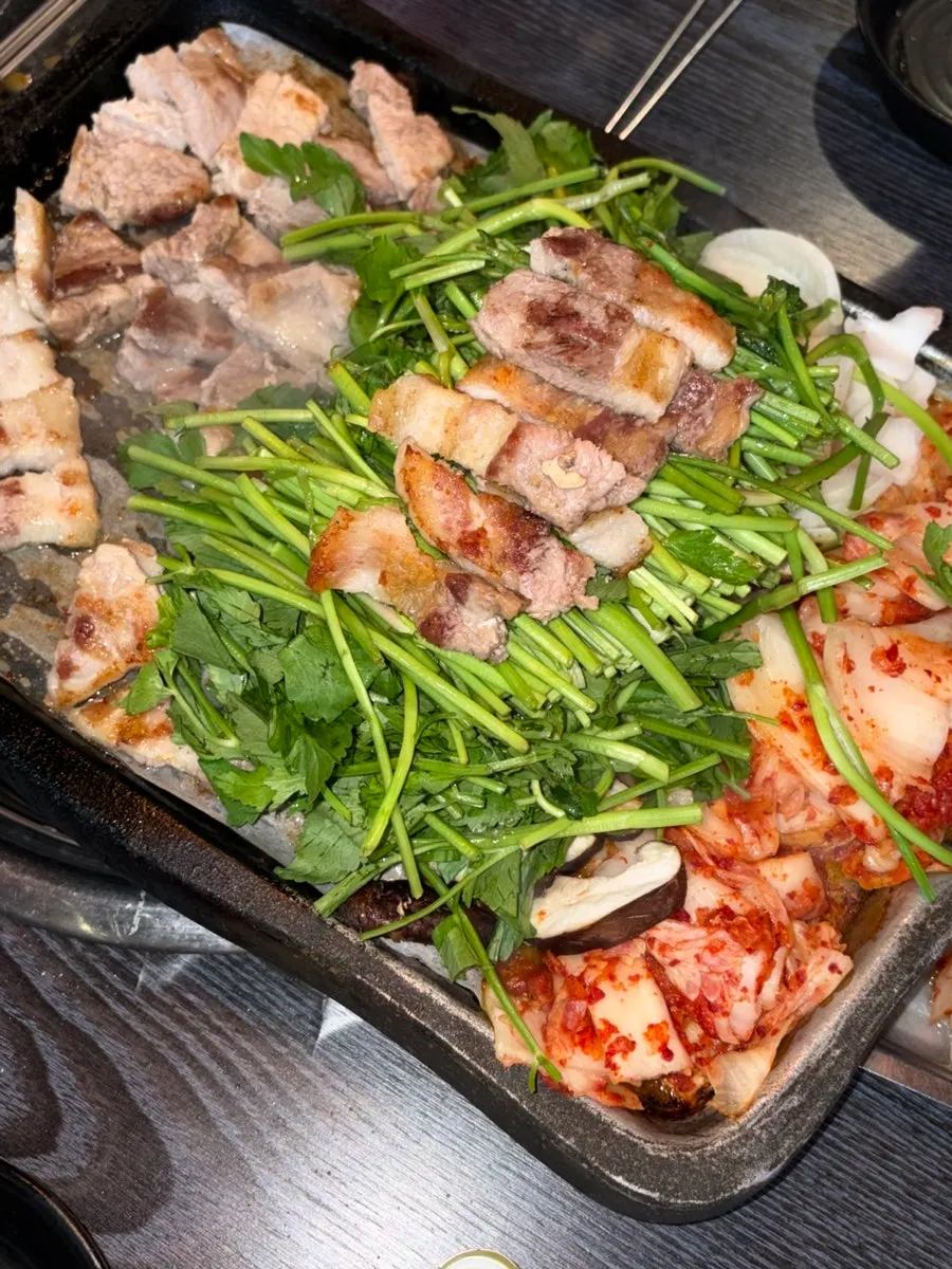 젓가락으로 집은 삼겹살 한 점