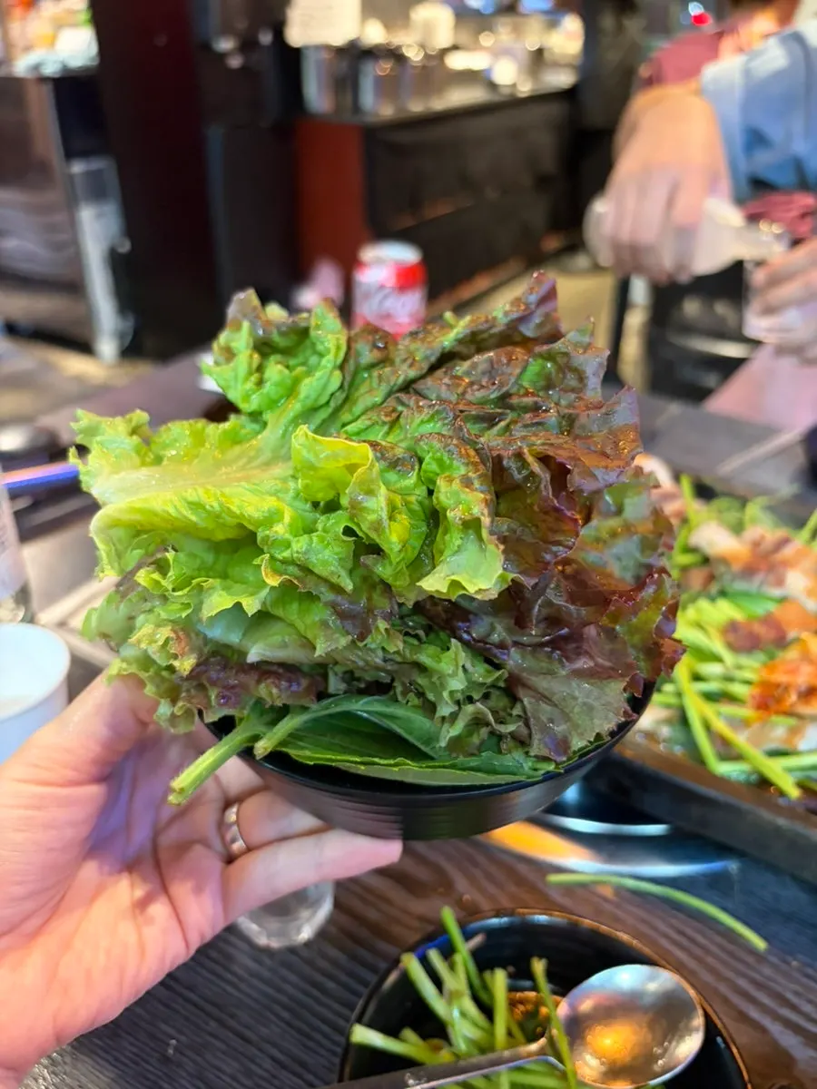 쌈채소에 고기와 미나리를 올린 모습