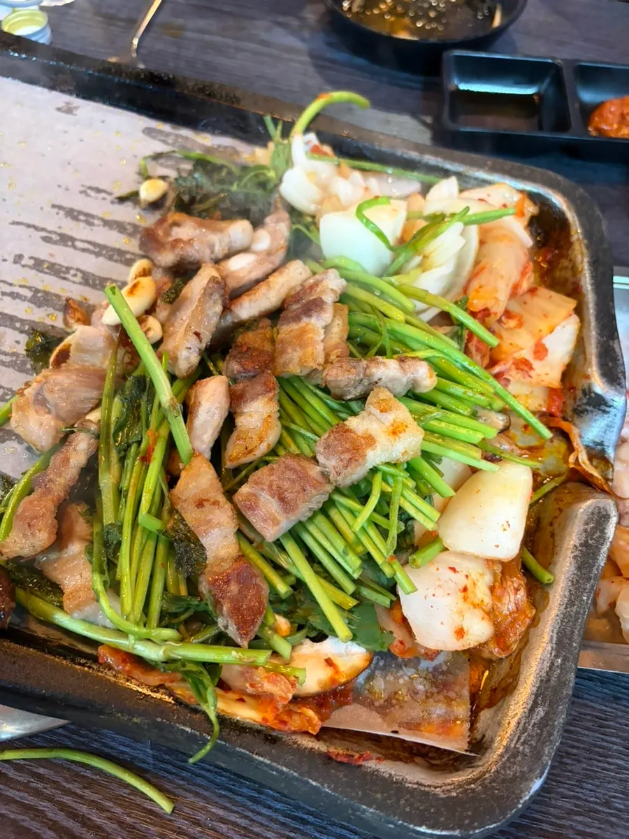 시원한 소주잔과 고기 불판
