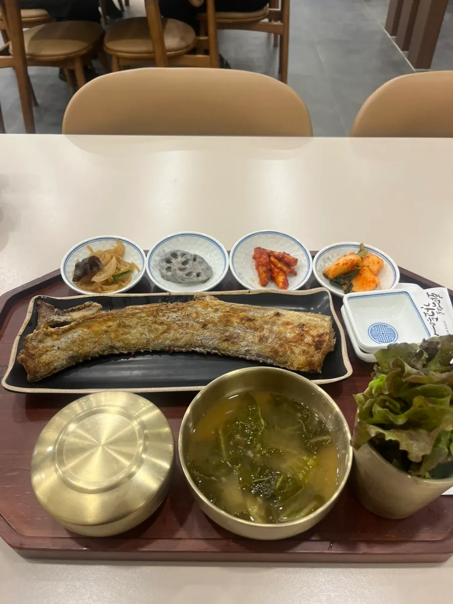 셀프바에서 담아온 잡채와 연근 반찬