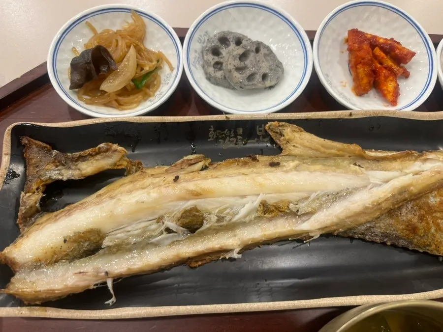 갈치구이와 제육이 함께 놓인 혼밥 한상