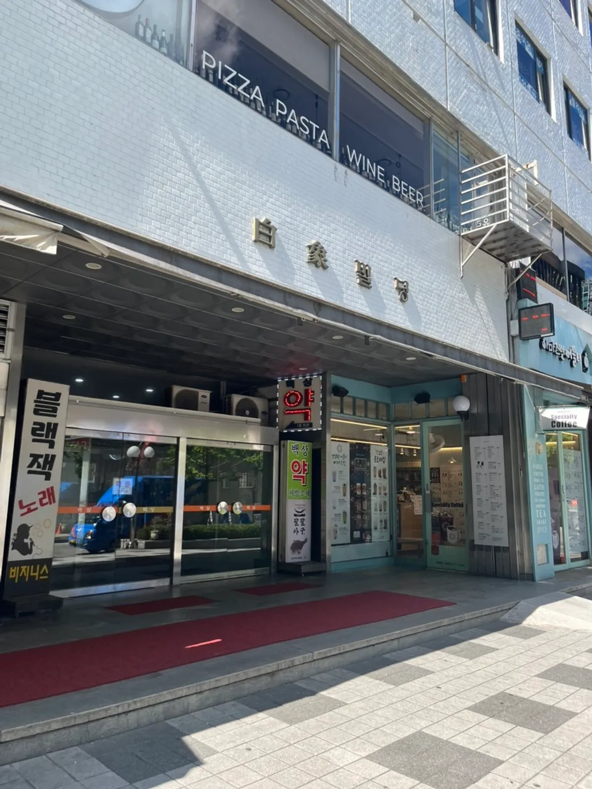Storefront of Singsing Salad Yeouido Branch near Yeouido Station