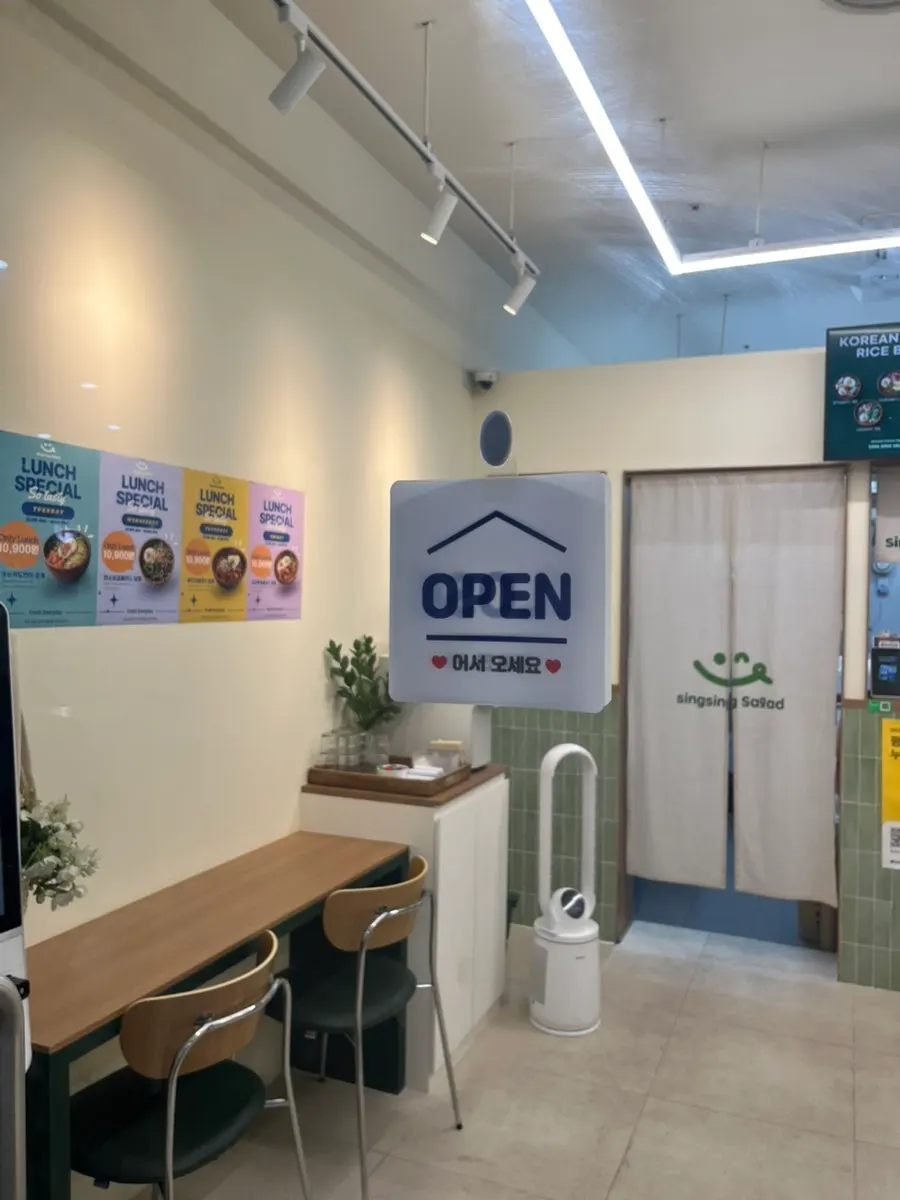 Smiley character sign at Singsing Salad Yeouido Branch
