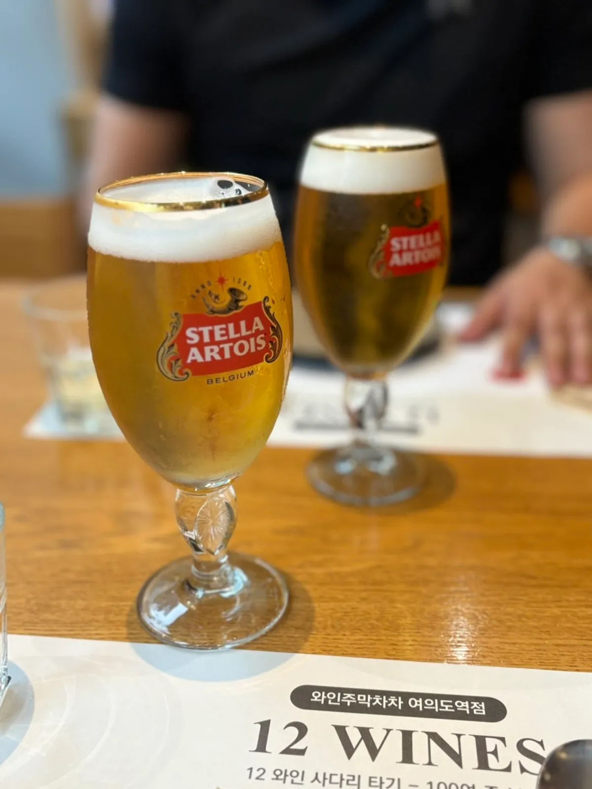 Gọi bia tươi Stella và bánh xèo kim chi phô mai