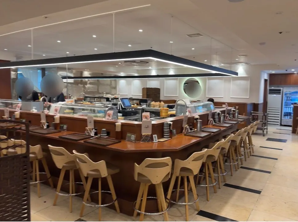 Counter seats facing the open kitchen