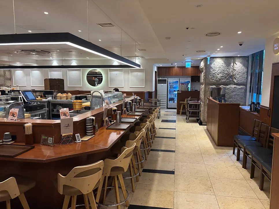 Spaciously arranged 4-person table seats