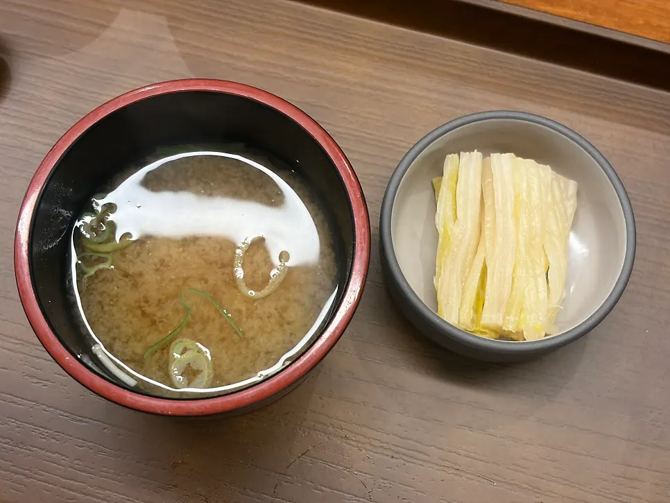 Hot miso soup and pickled cabbage