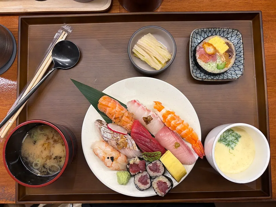 Plate of sushi from the Today's Sushi Set