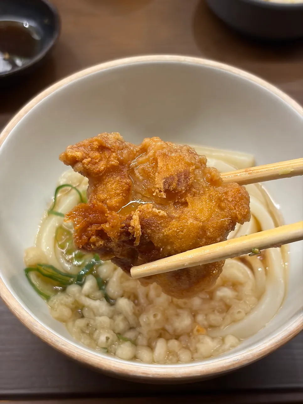 Cold udon topped with karaage and tenkasu