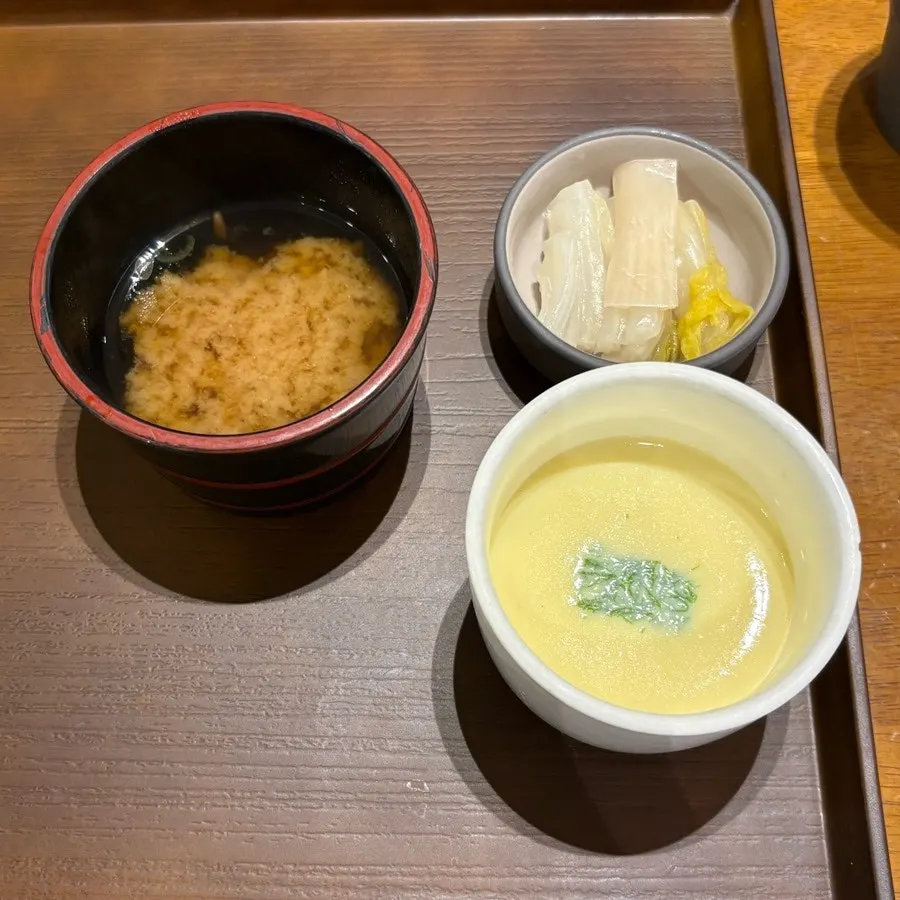 Standard jangguk, steamed egg, and water kimchi served first