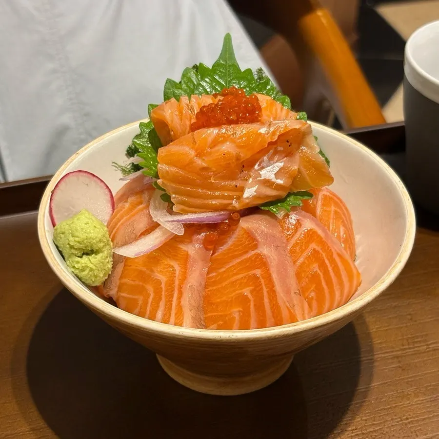 Sake-don piled high with thick salmon slices