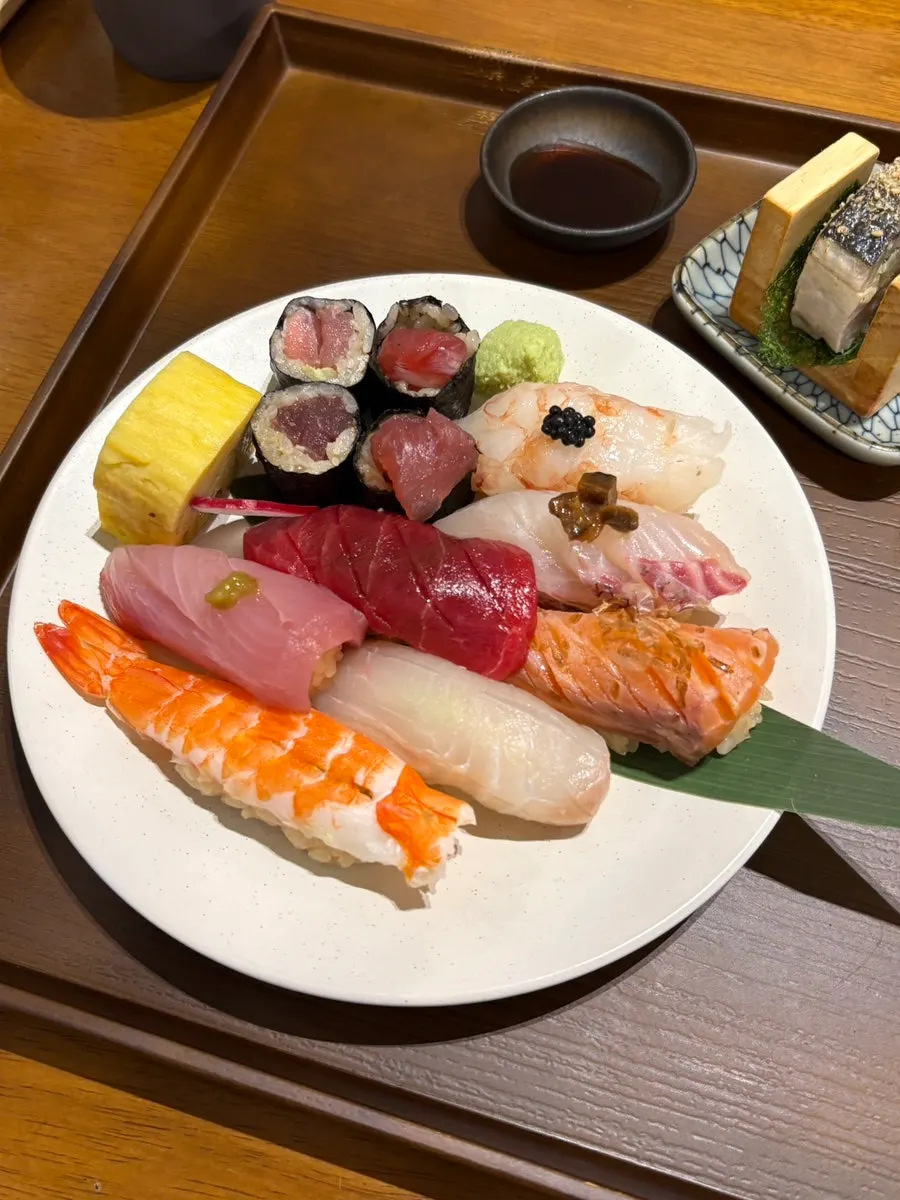 Today's sushi set with flounder, tuna, sea bream and more