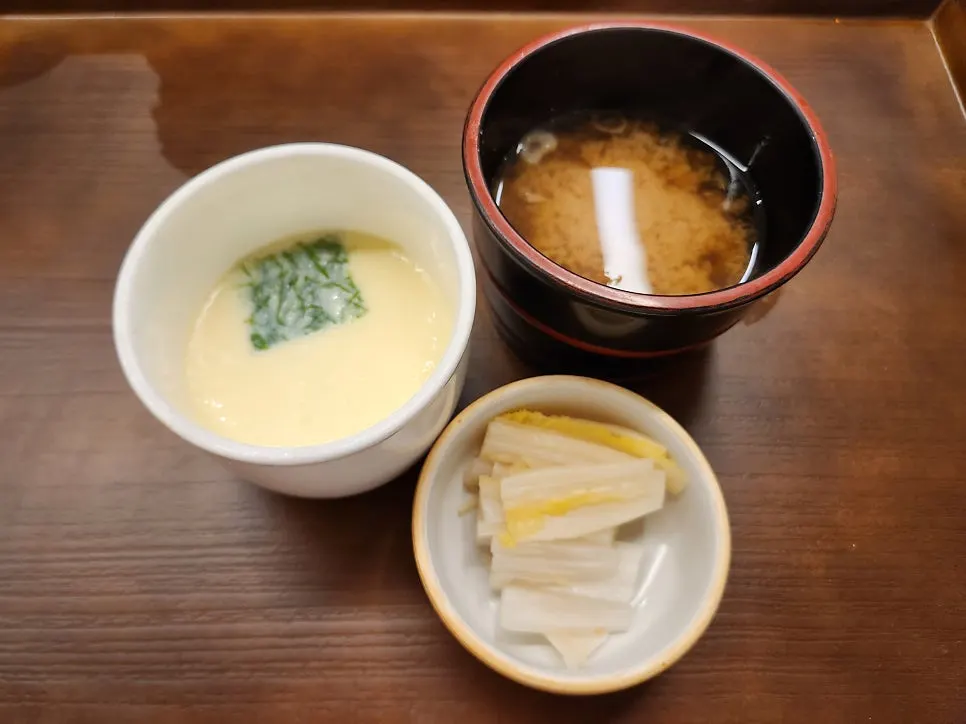 Chawanmushi and miso soup served as appetizers