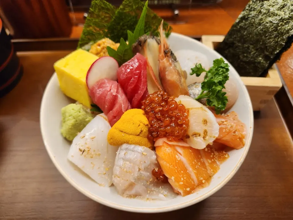 Premium kaisendon piled generously with seafood