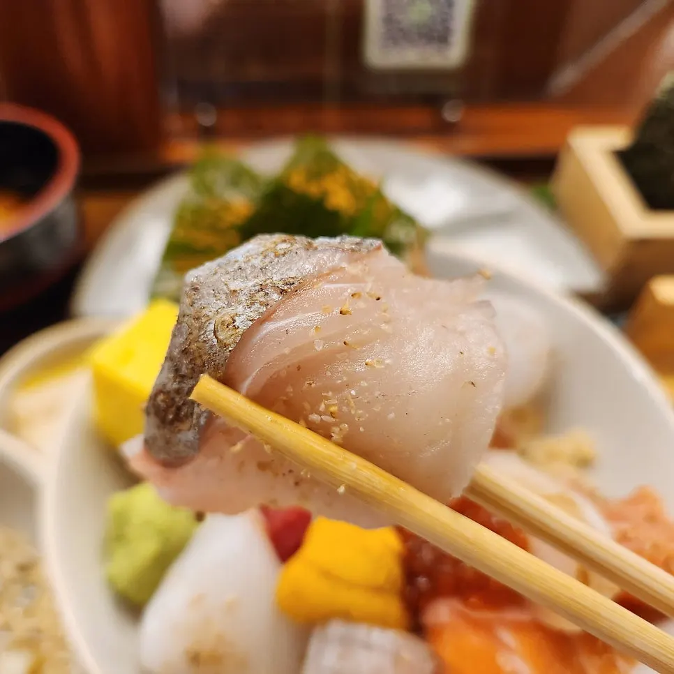 Close-up of kaisendon with salmon, tuna, abalone and scallop