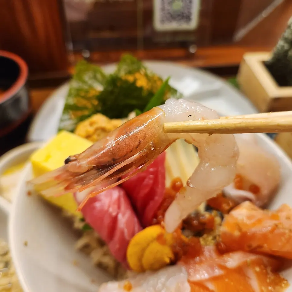 Premium kaisendon topped with sea urchin and salmon roe