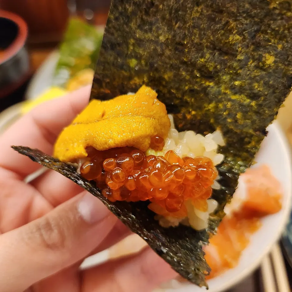 Picking up a piece of kelp-aged sashimi from the kaisendon