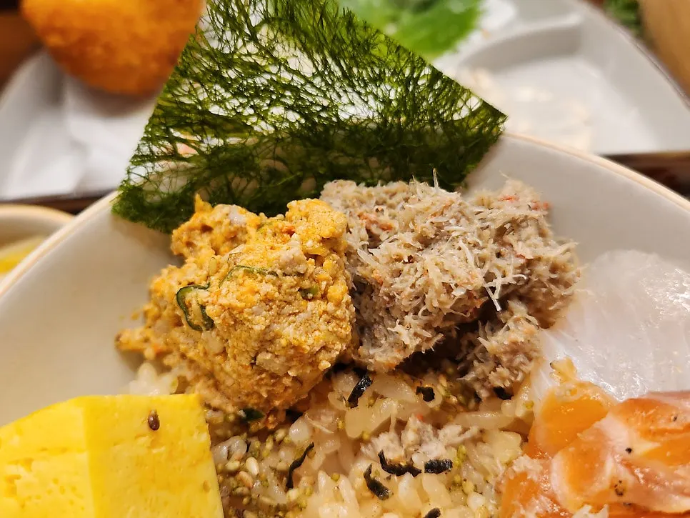 Seaweed served alongside the kaisendon
