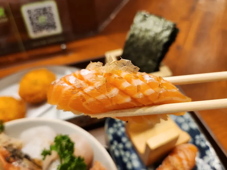 Thick salmon belly sushi topped with katsuobushi