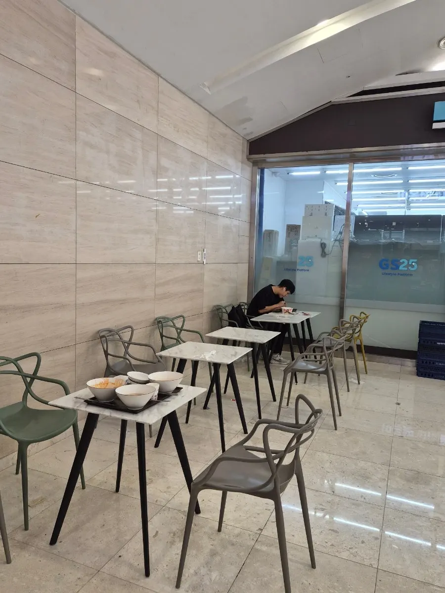 현선이네 프리미엄 IFC몰점 앞 공간