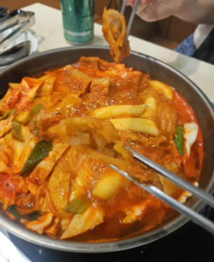 떡볶이 국물에 익힌 야끼만두