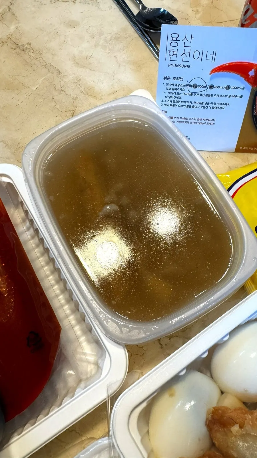 Salsa y extras del tteokbokki para llevar