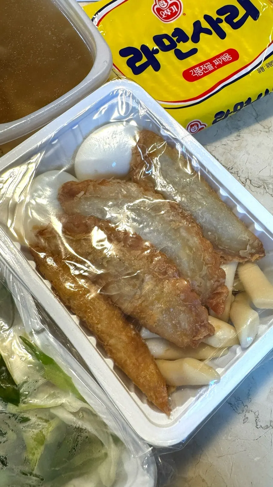 Fideos ramen y yakki mandu para llevar