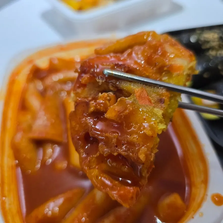 떡볶이 국물과 튀김 순대