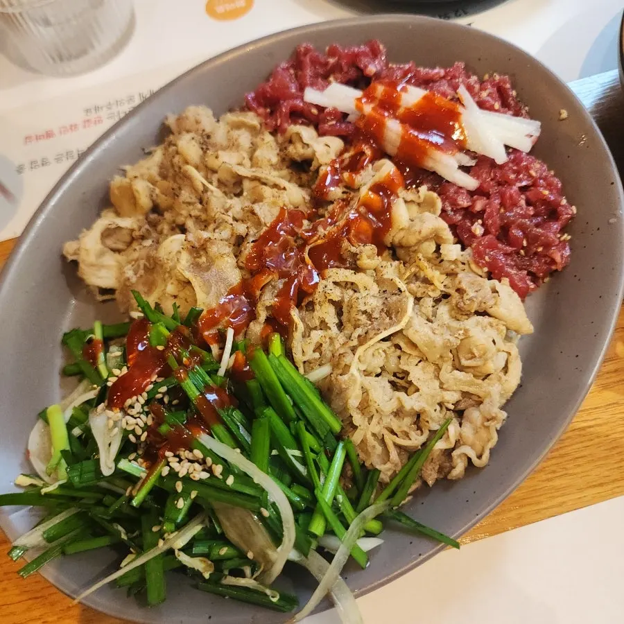 테이블에 차려진 안주와 술잔