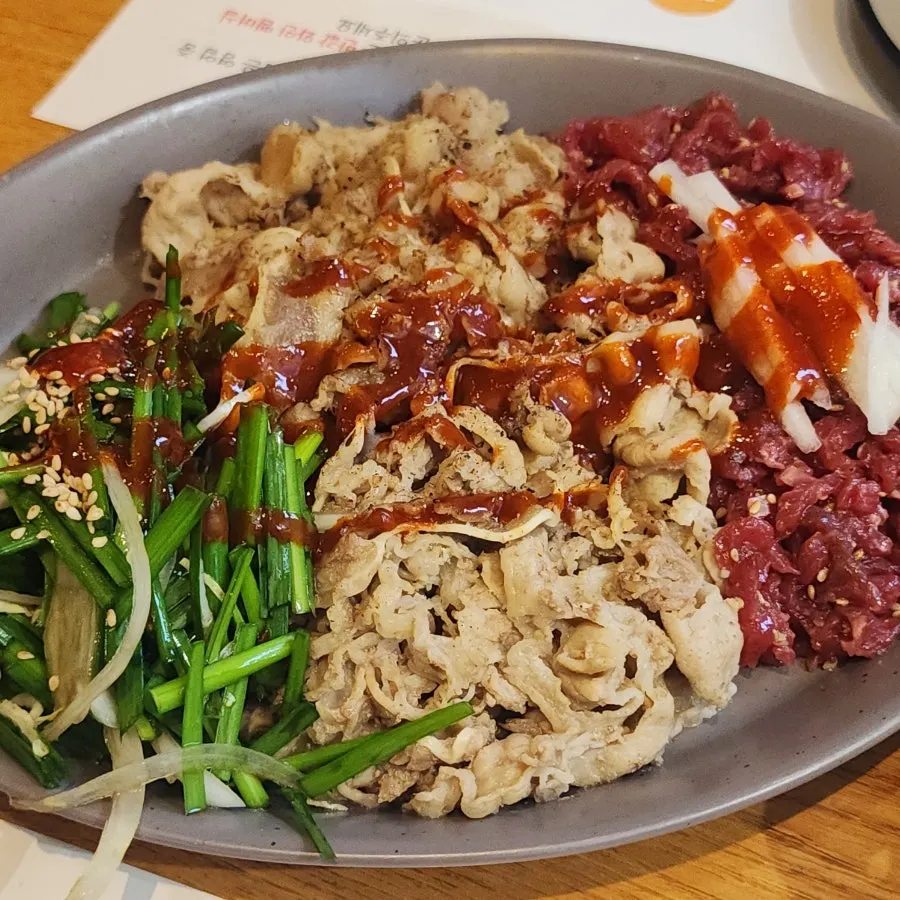 부추를 올려 싸 먹는 차육쌈 한 점