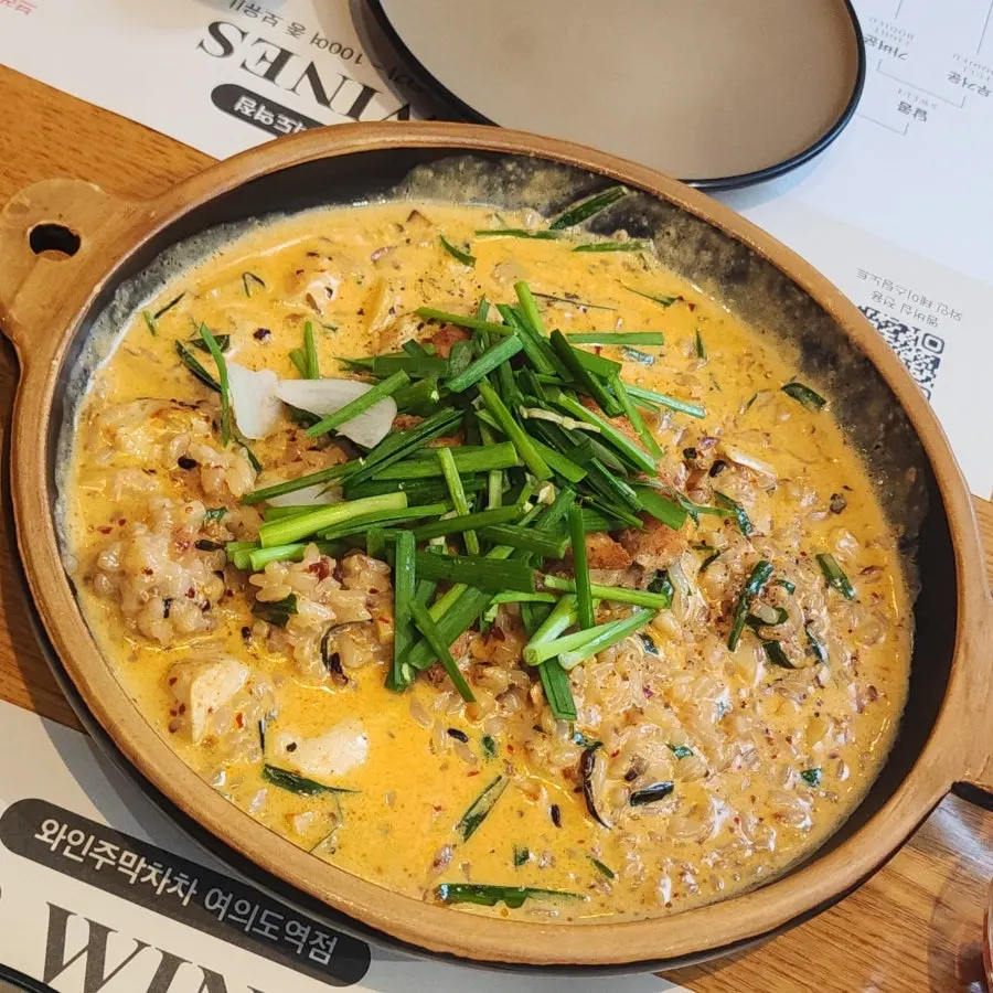 차육쌈을 싸 먹는 모습
