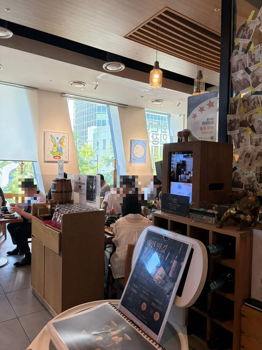 Seating atmosphere inside Wine Joomak Chacha Yeouido Station Branch