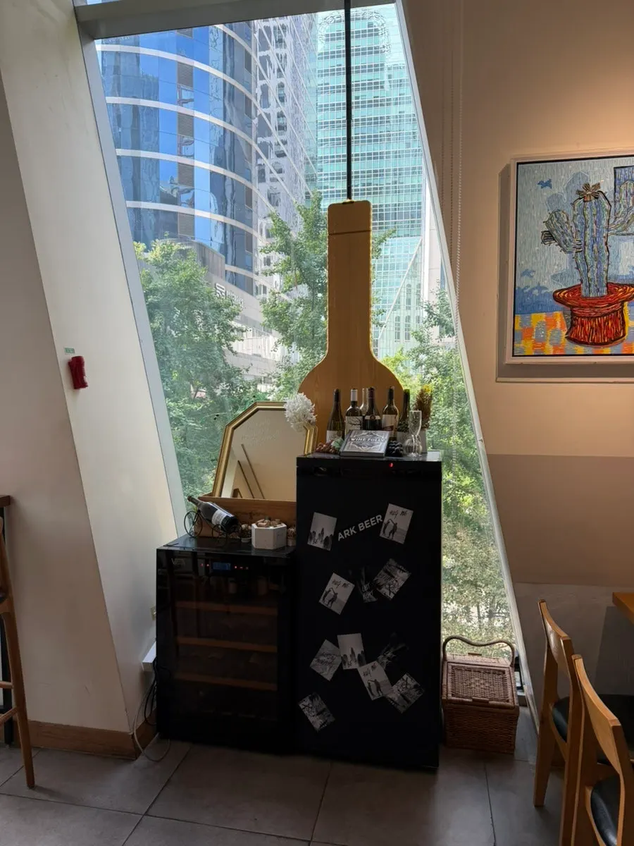 Gallery-like interior with decorative props