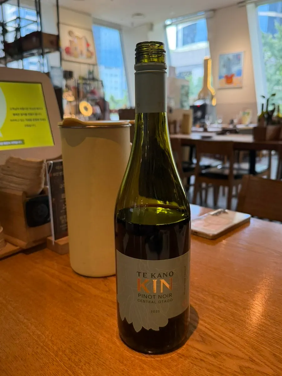 Bottle of the ordered Te Cano Kin Pinot Noir