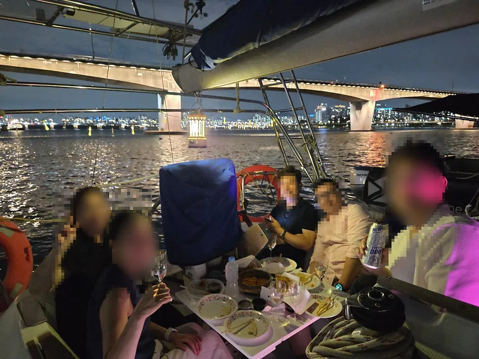 船上誕生日パーティーの食事とお祝いの時間