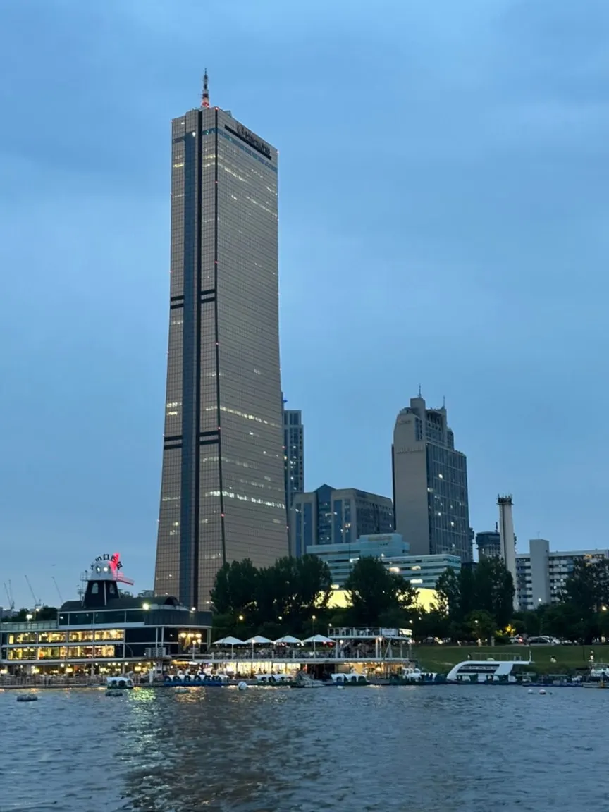 선착장으로 돌아오는 한강 요트 풍경