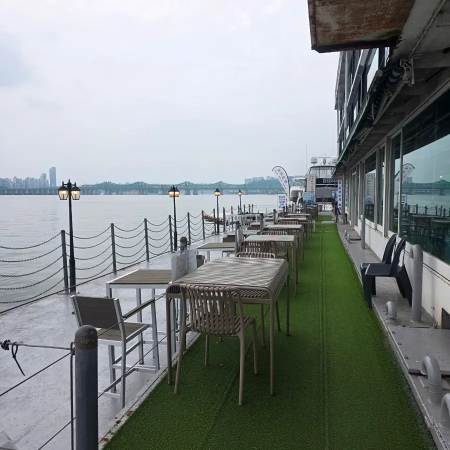 A special healing moment on the Han River