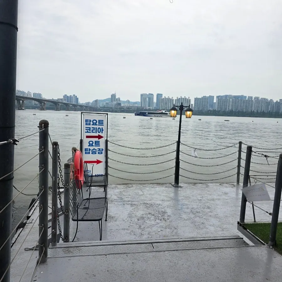 Han River scenery viewed from the yacht