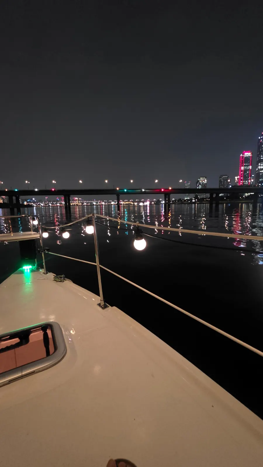 A yacht experience enjoying Seoul's scenery and atmosphere