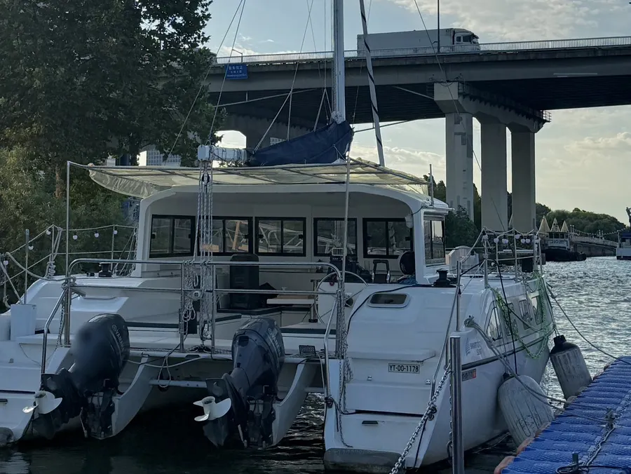 Humin yacht