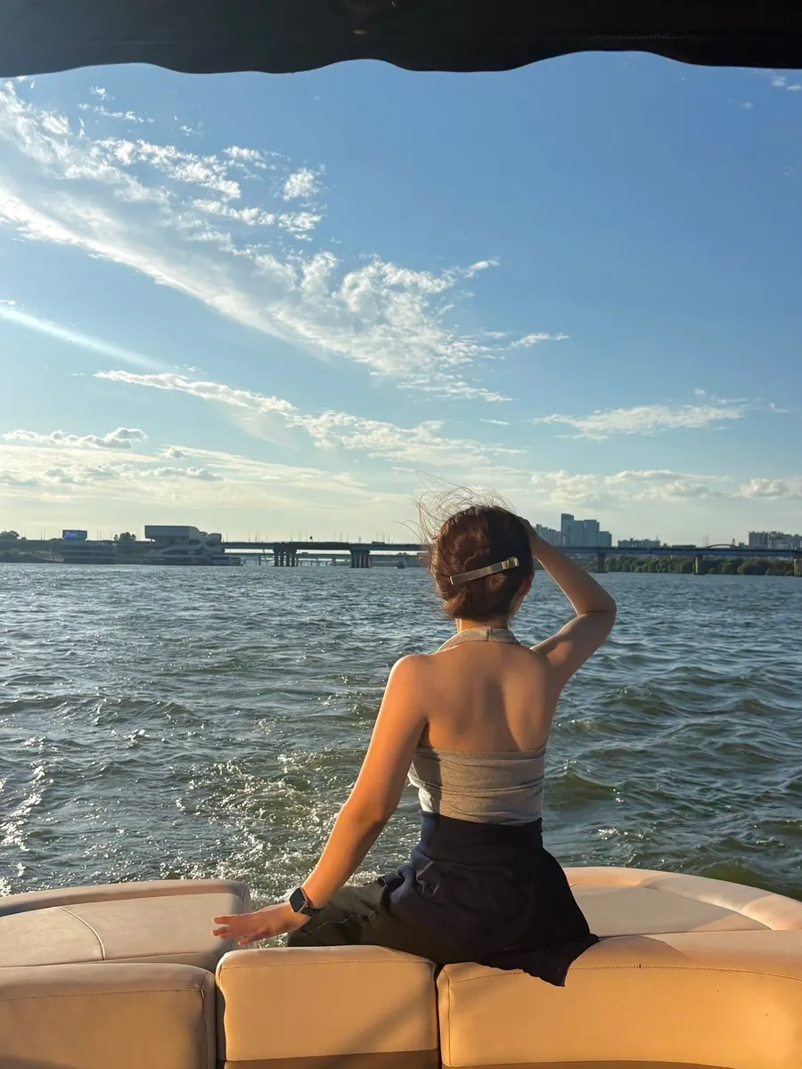 Photo spot on the yacht with the Han River behind it