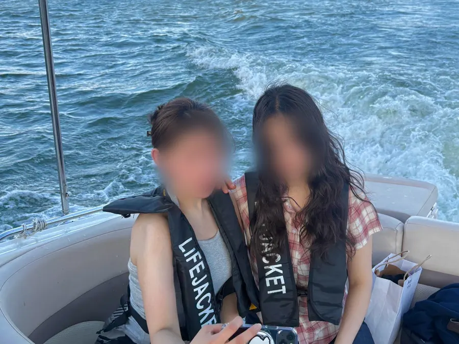 Photo with the Han River and yacht in the background