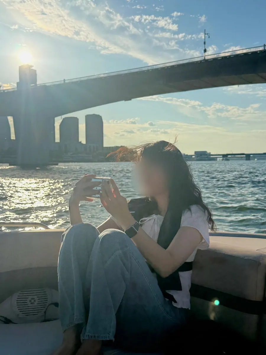 Han River photo spot at the front of the yacht