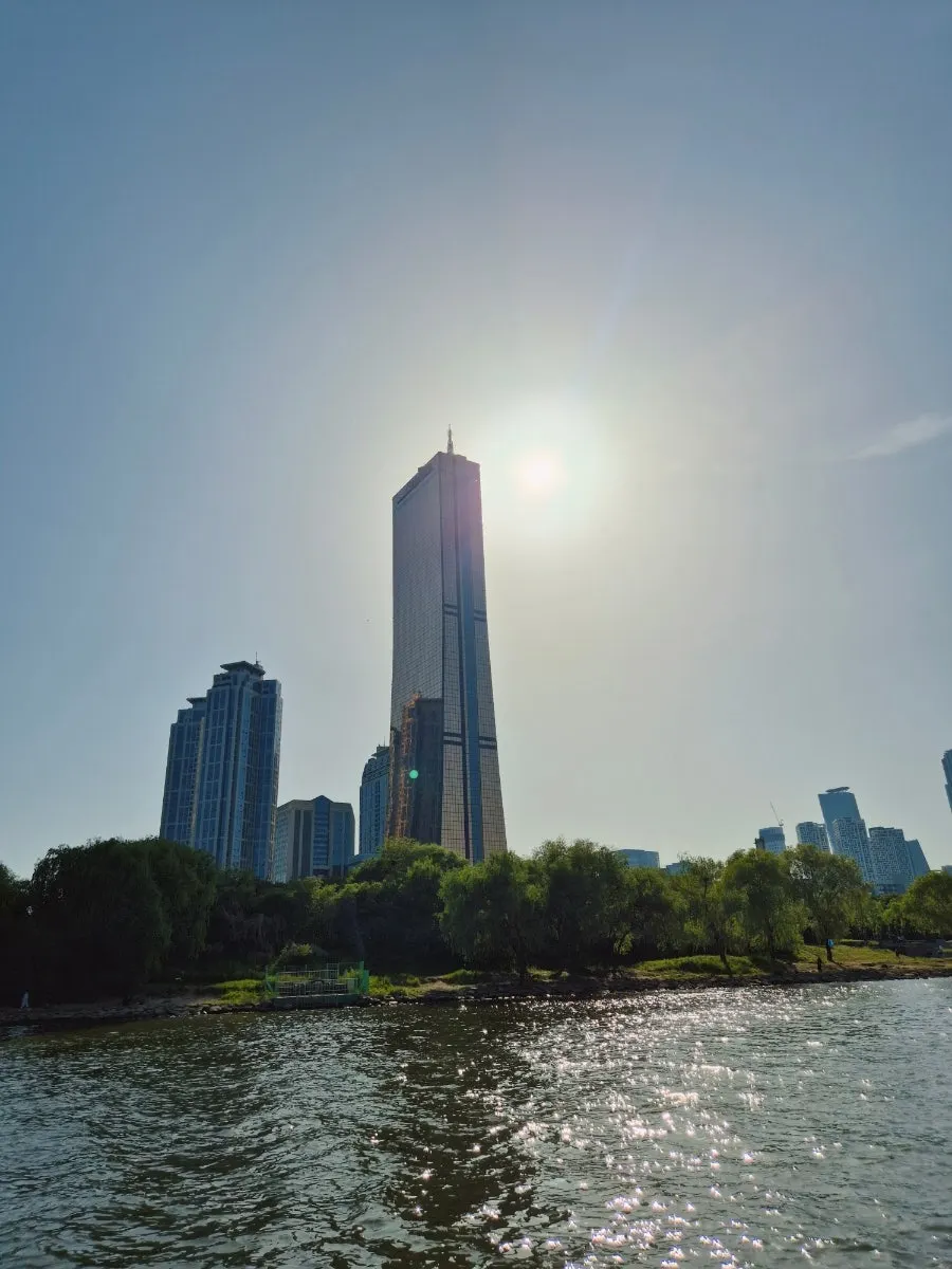 Anniversary visit to a Han River yacht