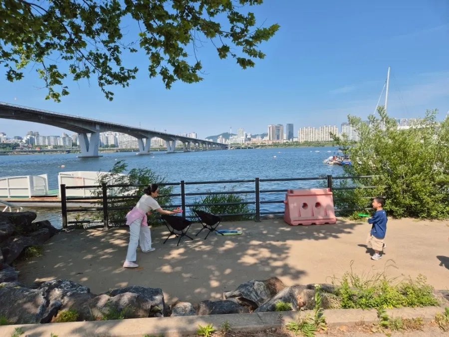 Time at Hangang Park before the yacht ride