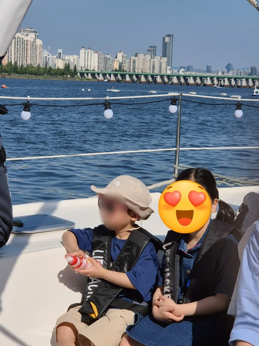 ヨットの中で写真を撮る時間
