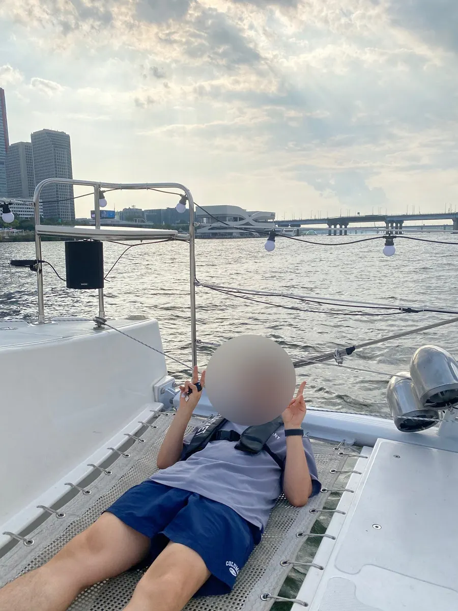 A couple enjoying time on a Han River yacht