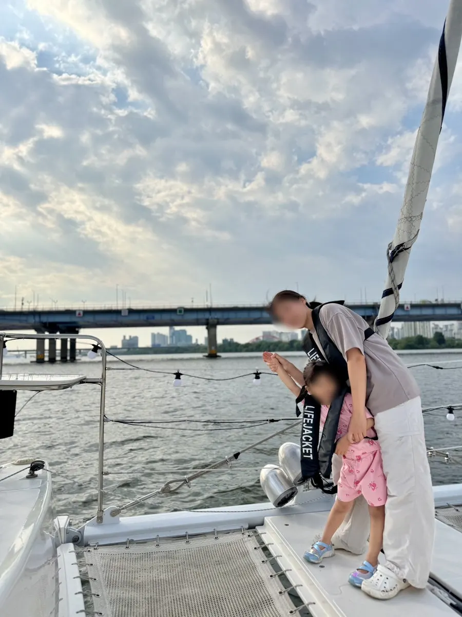 Hammock yacht catching the Han River breeze